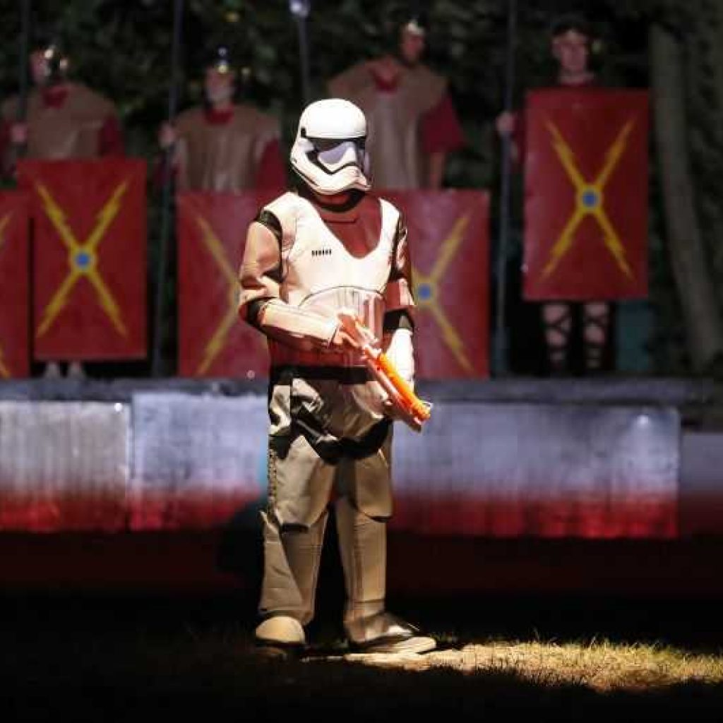 La légion romaine sur ses gardes face ce «stormtrooper» de Star Wars. PHOTOS MATTHIEU BOTTE