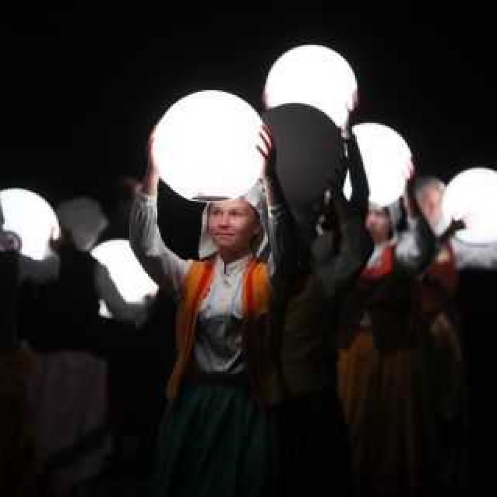 Après des mois de répétitions dans l’ombre, les six cents bénévoles du spectacle apparaissent enfin en pleine lumière.
